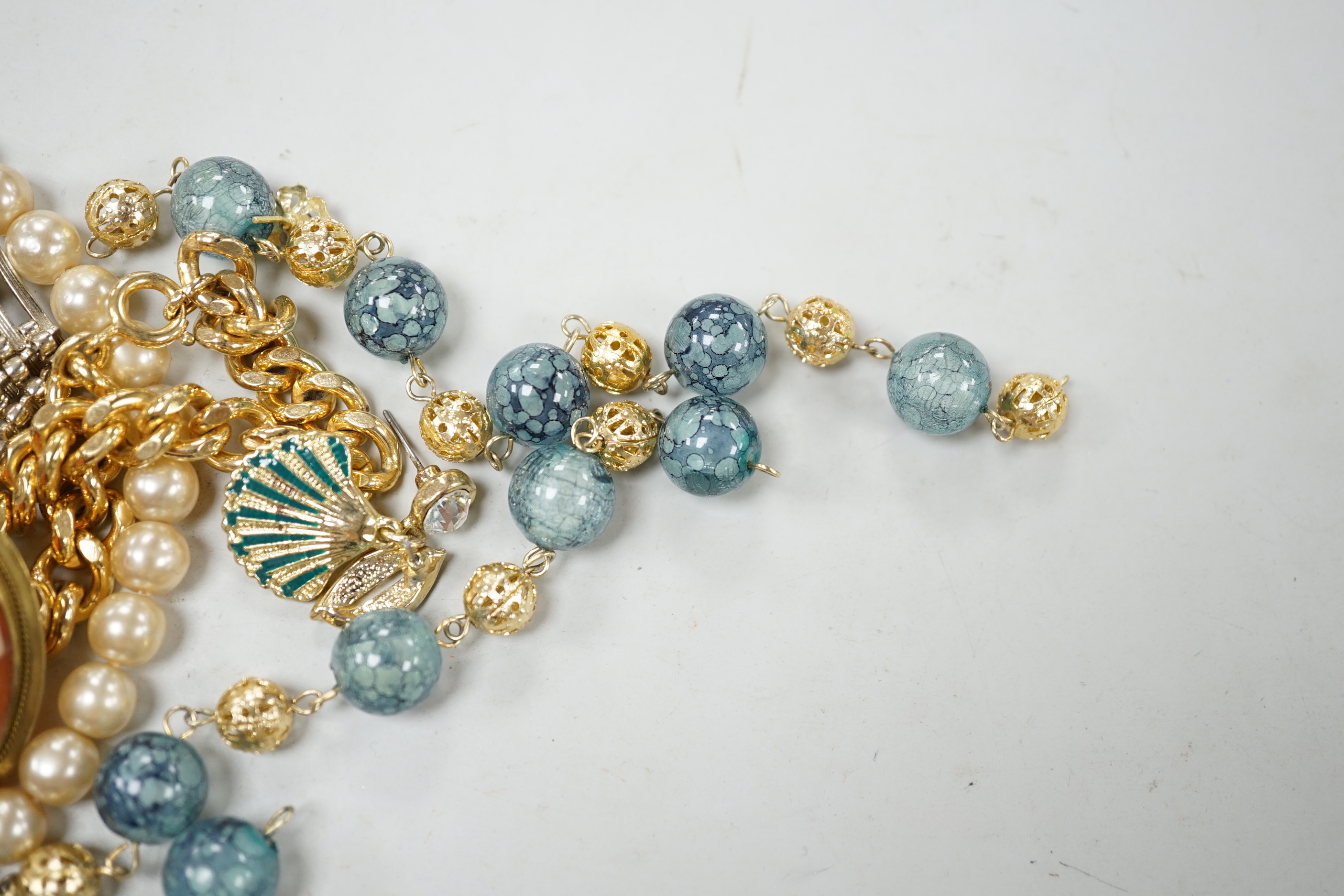 A quantity of assorted costume jewellery.
